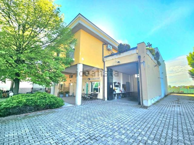 Capannone in vendita di 240 m² in Via Fossa, 91
