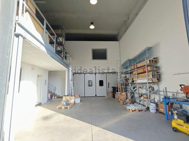 Capannone in vendita di 240 m² in Corso Alessandria