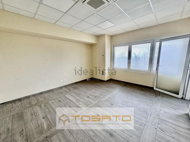 Capannone in vendita di 2417 m²