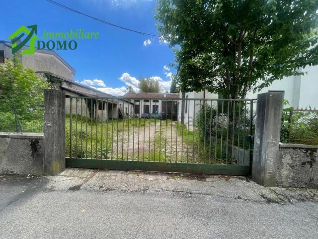 Capannone in vendita di 241 m² in Via Romana Rompato, 33