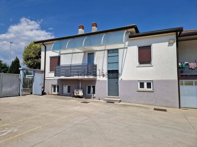Capannone in vendita di 2007 m² in Via Vittorio Veneto, 26