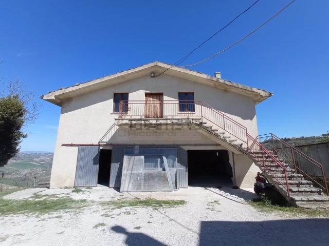 Capannone in vendita di 244 m² in Contrada Bore