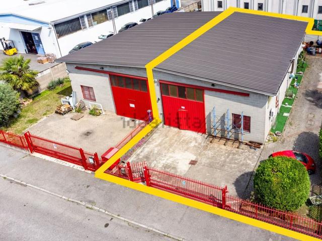 Capannone in vendita di 245 m² in Via L. Settembrini, 25