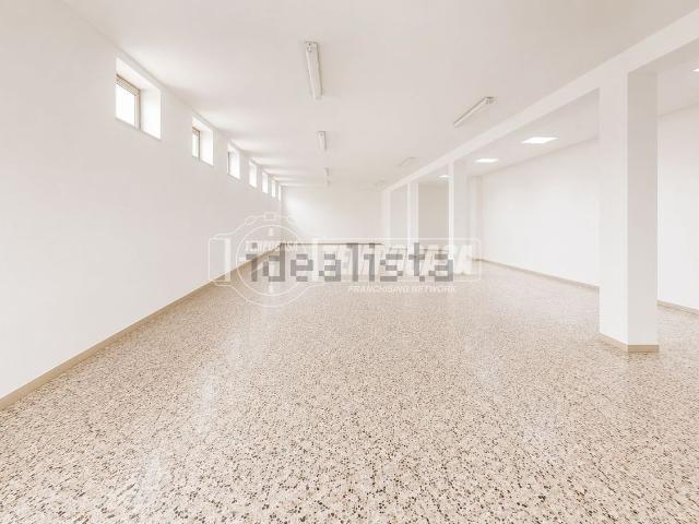 Capannone in vendita di 245 m² in Via Pioppi, 56
