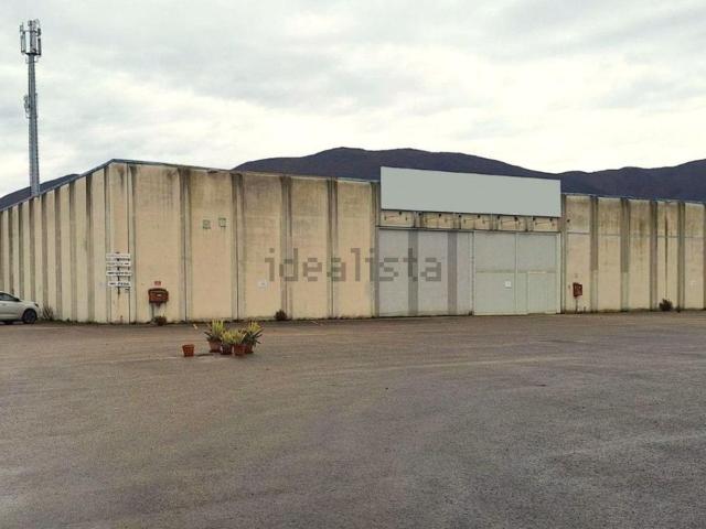 Capannone in vendita di 2485 m² in Via degli Ulivi, 34