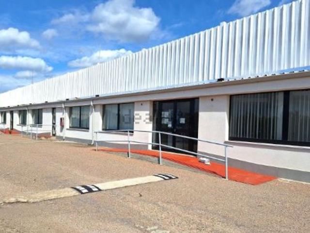 Capannone in vendita di 2486 m² in Strada Statale 554 Cagliaritana