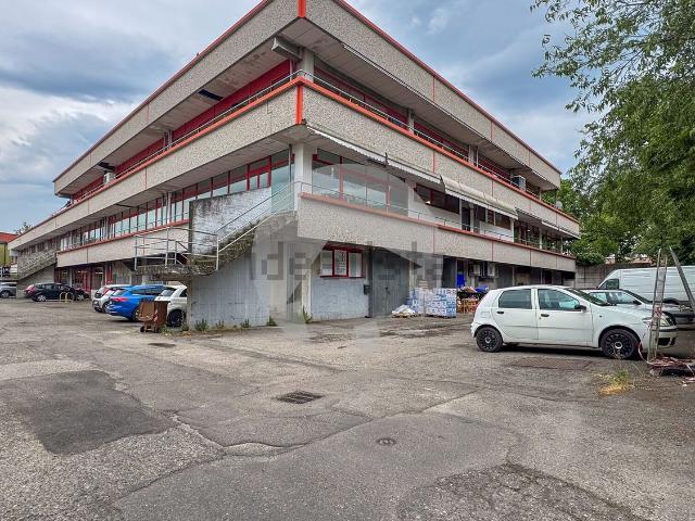 Capannone in vendita di 248 m² in Via Giannino Degani, 3