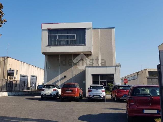 Capannone in vendita di 2493 m²
