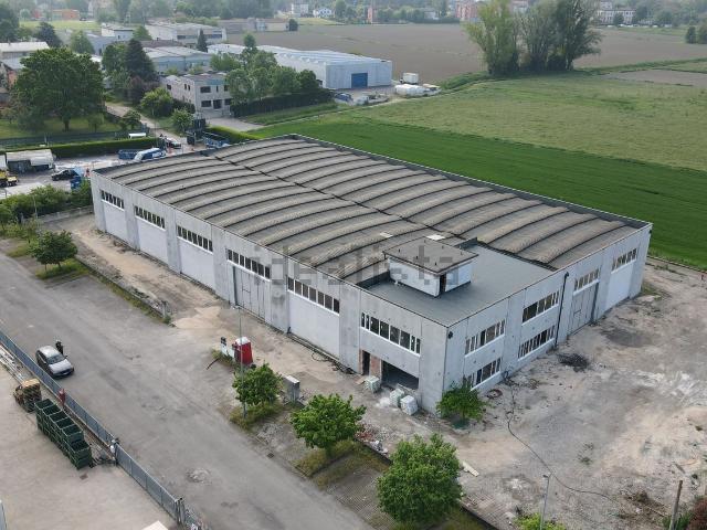 Capannone in vendita di 2500 m² in Via Martiri delle Foibe, 8