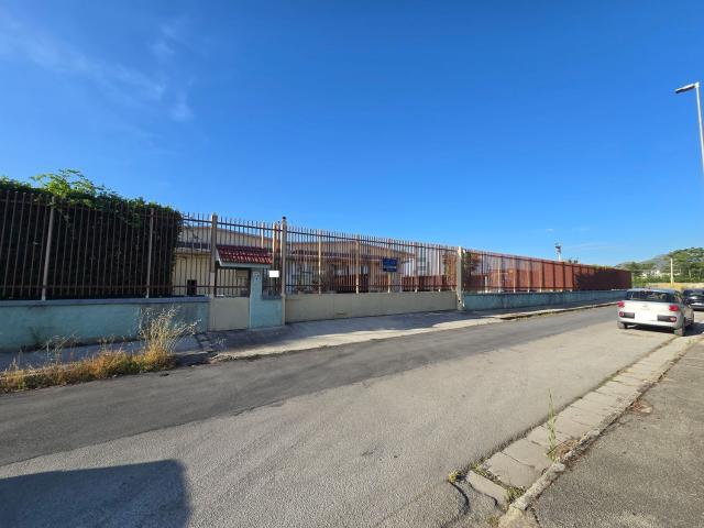 Capannone in vendita di 2500 m² in Via Aeroporto