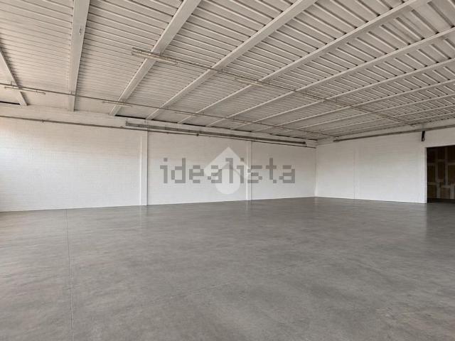 Capannone in vendita di 2500 m² in Via Galileo Galilei, 123