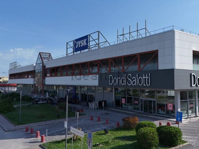 Capannone in vendita di 2500 m² in Via Pasubio, 15