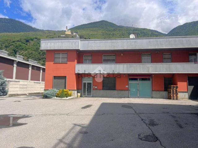 Capannone in vendita di 2500 m² in Via Stelvio, 23