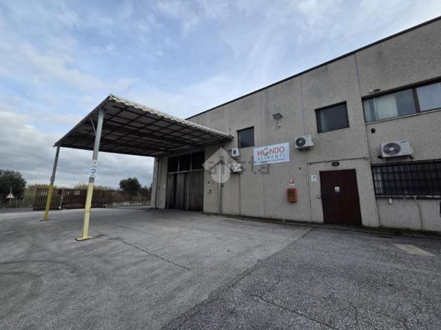 Capannone in vendita di 2500 m² in Via Salvatore Carnevale, 1