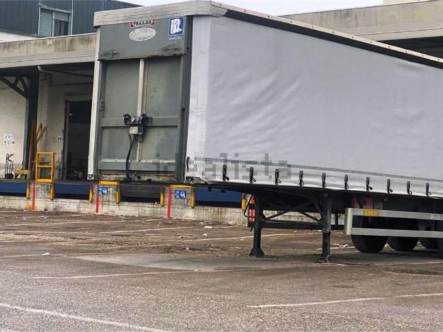 Capannone in vendita di 2500 m² in Viale della Navigazione Interna, 3