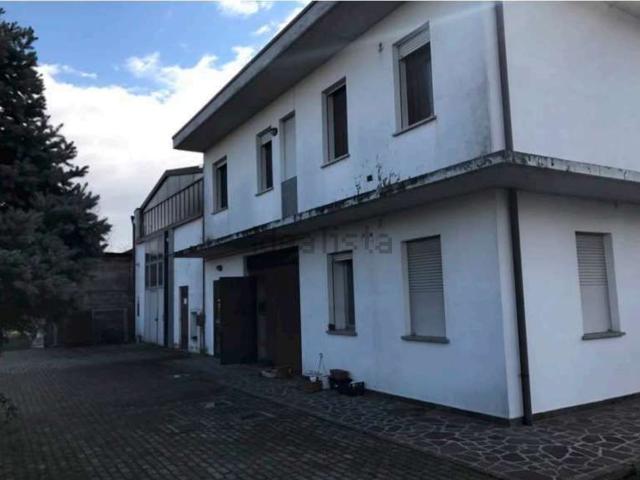 Capannone in vendita di 2501 m² in Via Monte Grappa