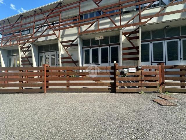 Capannone in vendita di 250 m² in Via Cavallera, 16