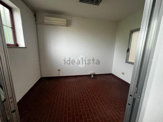 Capannone in vendita di 250 m² in Via Barbariga, 164