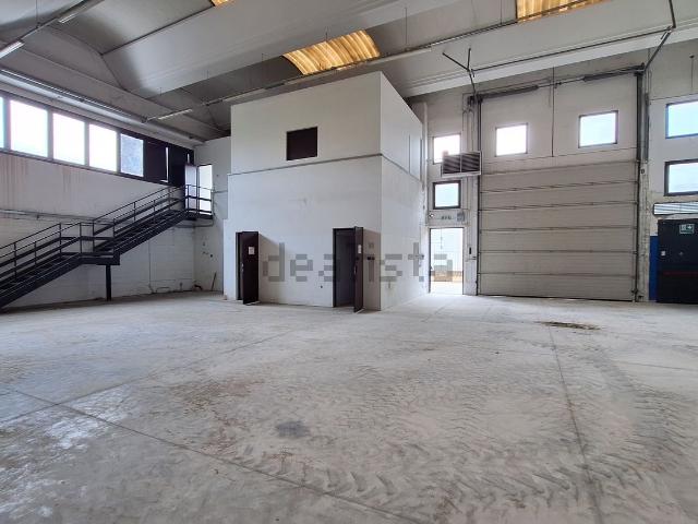 Capannone in vendita di 250 m² in Via del Morazzone