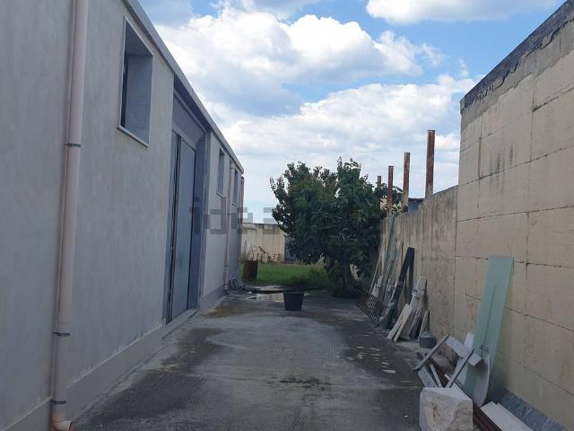 Capannone in vendita di 250 m² in Via Del Gelso