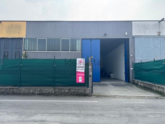 Capannone in vendita di 250 m² in Via Felice Cavallotti, 62