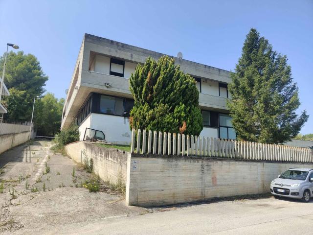 Capannone in vendita di 250 m² in Via Michelangelo Buonarroti, 20