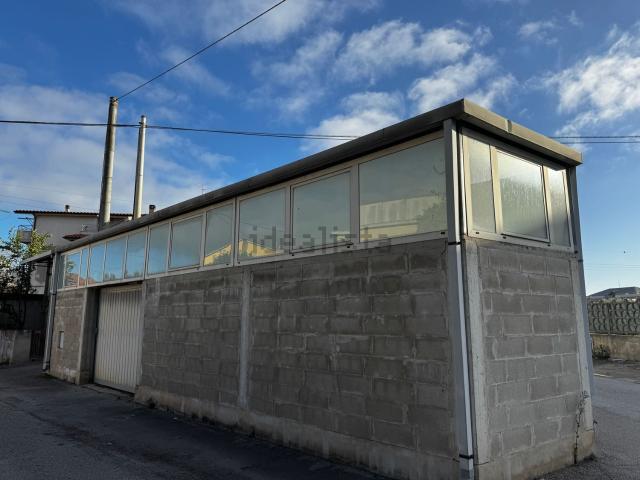 Capannone in vendita di 250 m² in Strada Raiale Vecchia