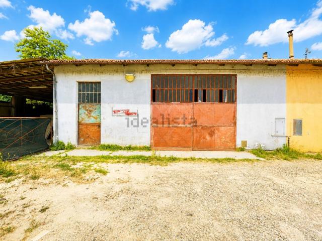 Capannone in vendita di 253 m² in Via Alba