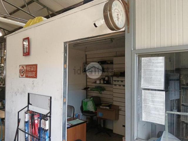 Capannone in vendita di 253 m² in Via San Dionigi, 21