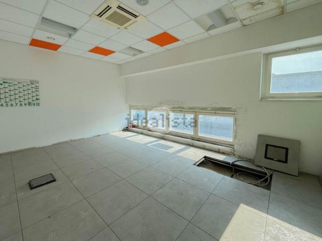Capannone in vendita di 2550 m² in Via Baraccone, 1