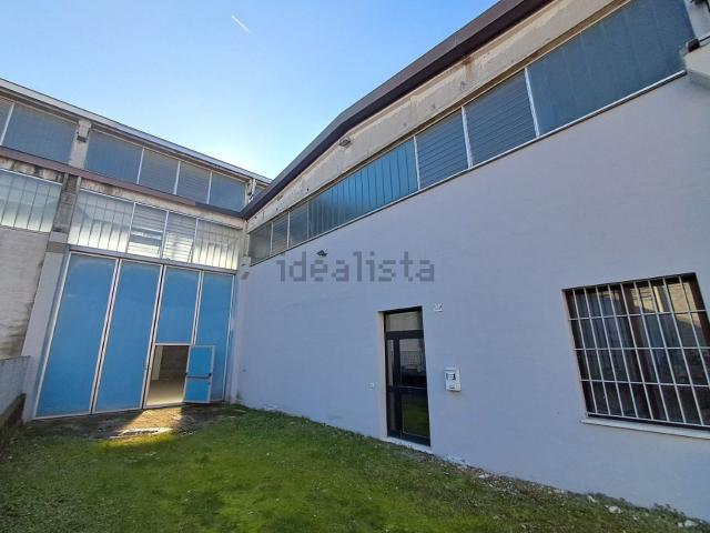 Capannone in vendita di 259 m² in Via Azzi