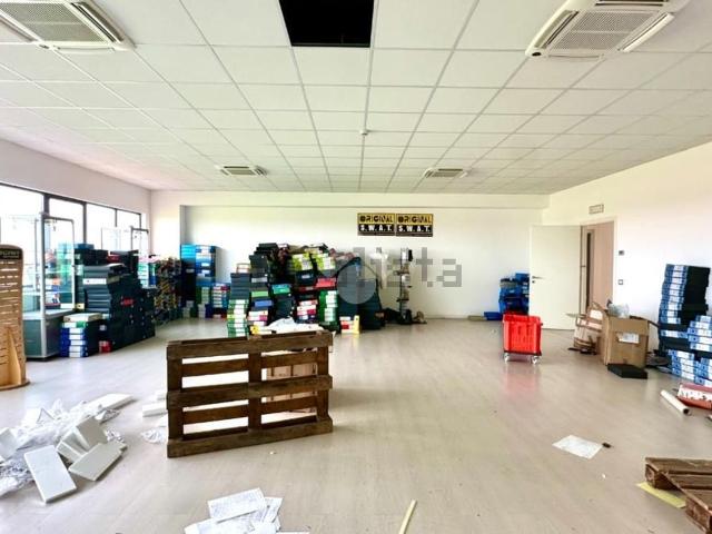 Capannone in vendita di 2600 m² in Strada Statale per Voghera