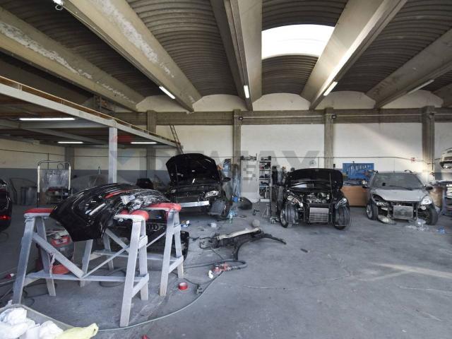 Capannone in vendita di 260 m² in Via Luigi Capuana, 30