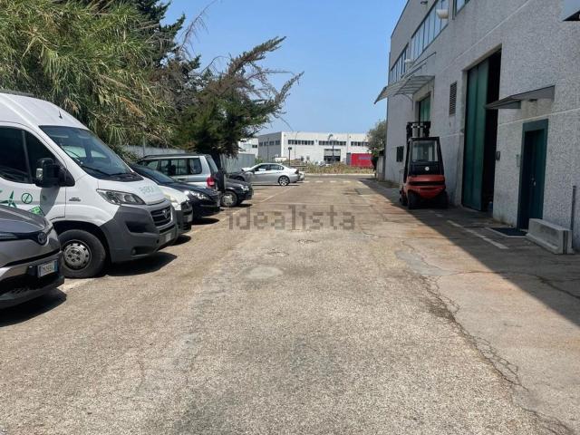 Capannone in vendita di 260 m² in Via Lungofiume Saline