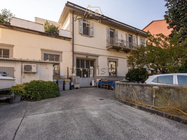 Capannone in vendita di 267 m² in Via Viano, 23