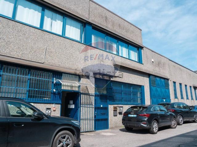Capannone in vendita di 269 m² in Via Vincenzo Monti, 52