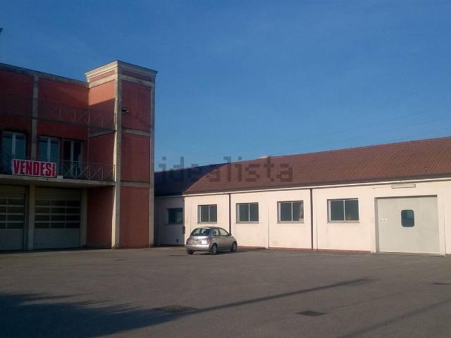 Capannone in vendita di 2700 m²