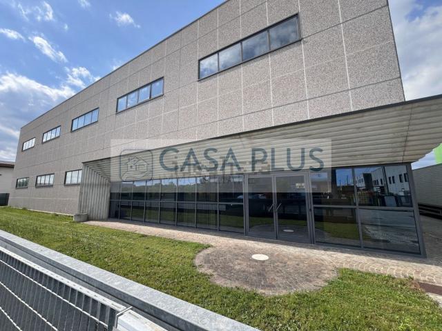 Capannone in vendita di 2700 m²