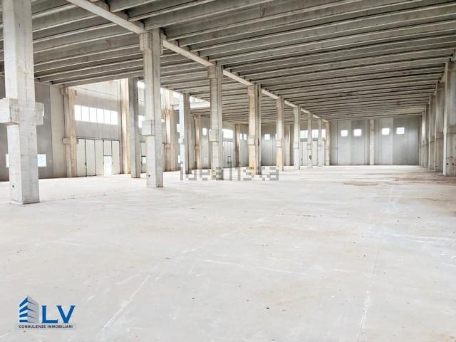 Capannone in vendita di 2700 m² in Via Morolense, 11