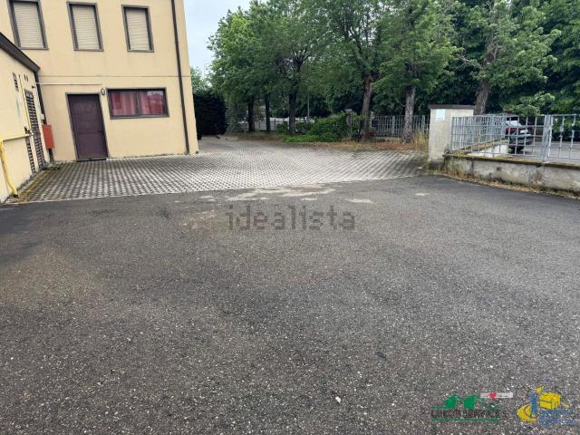 Capannone in vendita di 2700 m² in Via Rosa Augusto