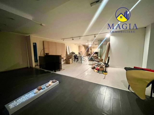 Capannone in vendita di 270 m² in Via Pasubio, 72