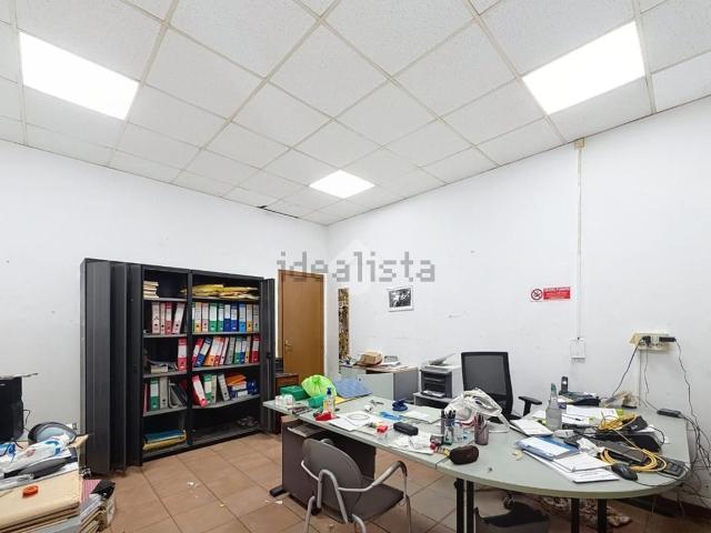 Capannone in vendita di 270 m² in Via Provinciale Pisana, 227