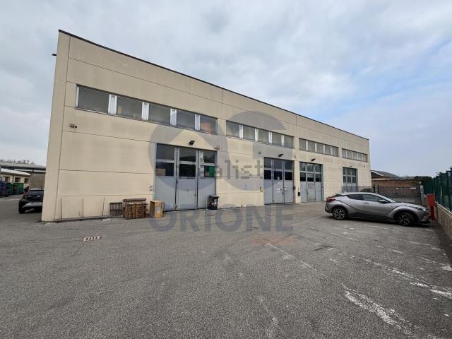 Capannone in vendita di 270 m² in Via Toscana, 11