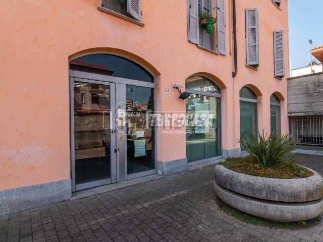 Capannone in vendita di 270 m² in Via Tinelli, 23