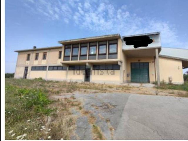 Capannone in vendita di 2748 m² in Via Fornaci
