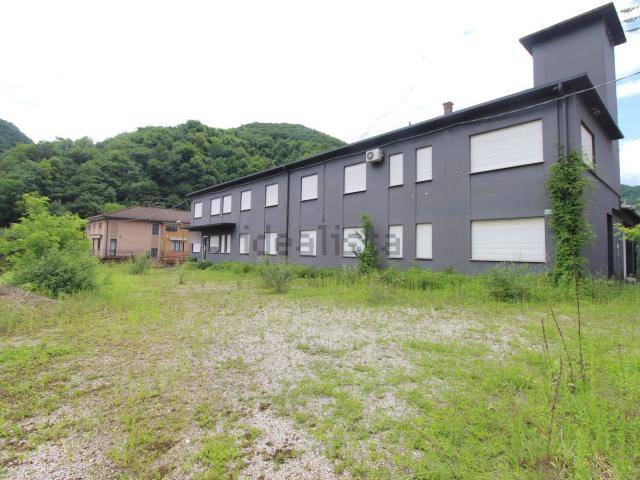 Capannone in vendita di 2740 m² in Via Garavoglia