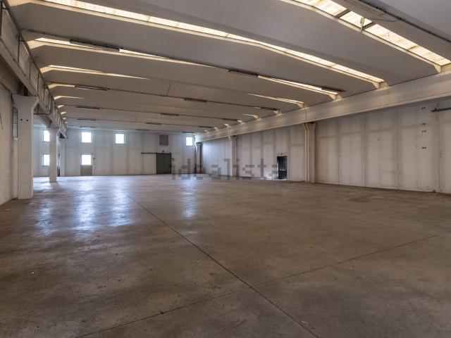 Capannone in vendita di 2743 m² in Via del Mulino, 15