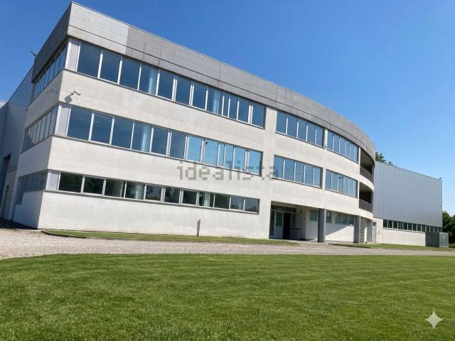 Capannone in vendita di 2750 m² in Via Enrico Fermi