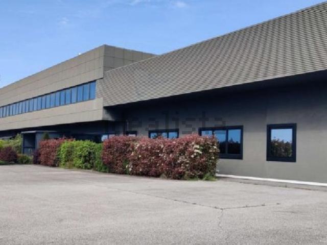 Capannone in vendita di 2750 m² in Via Postumia, 9