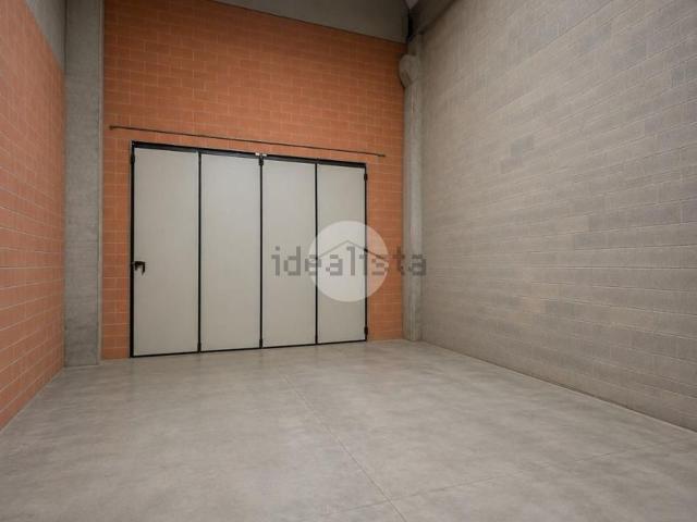 Capannone in vendita di 275 m² in Via L. Spallanzani